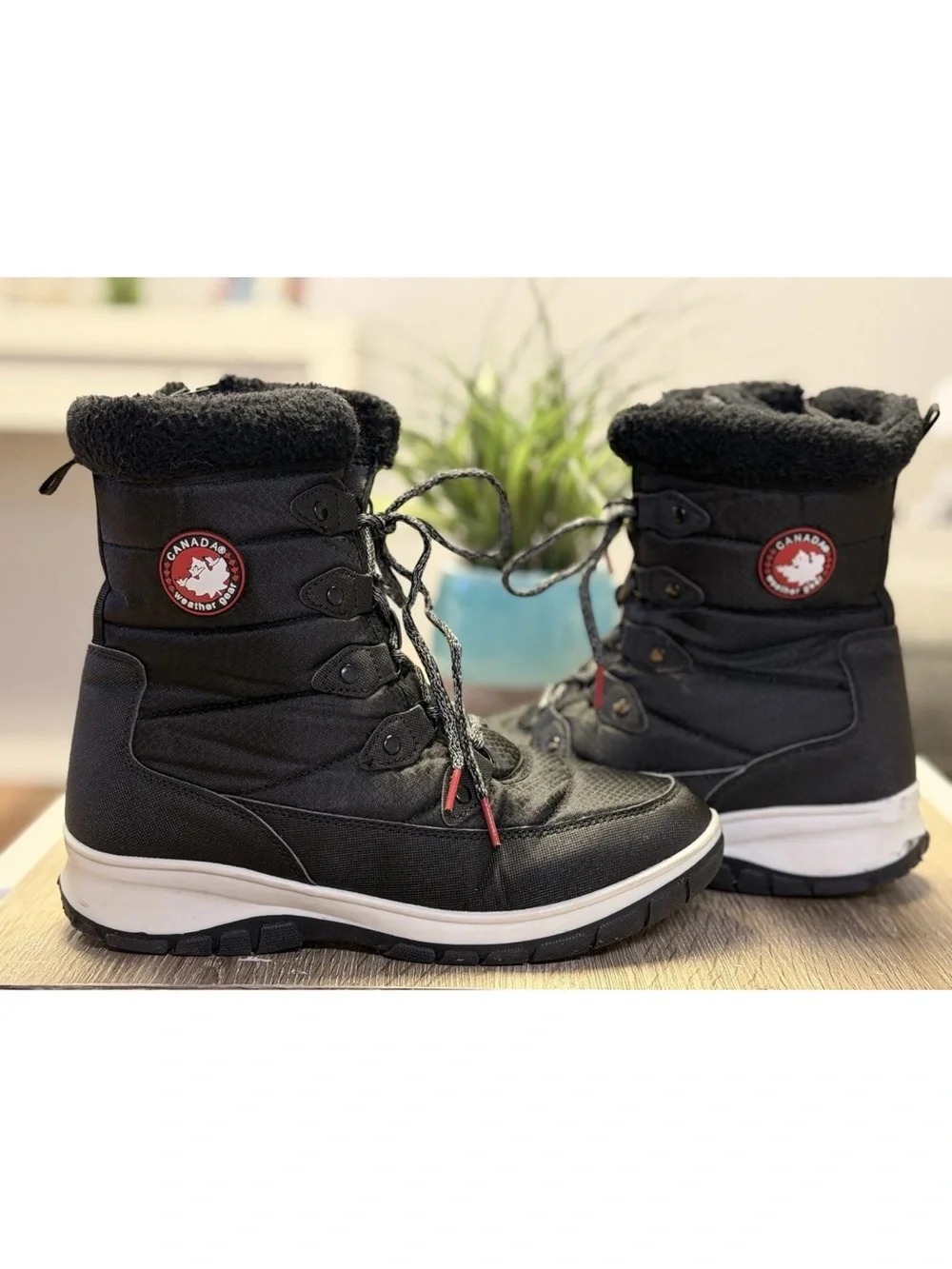 Canada Weather Gear Women's Size 10 Snow Winter Boots  Black Red